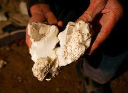 'Beyaz altın'a ulaşmak için iğneyle maden kazıyorlar