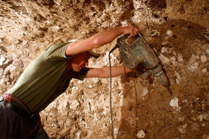 'Beyaz altın'a ulaşmak için iğneyle maden kazıyorlar G3