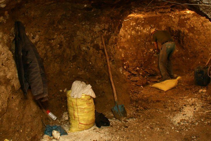 'Beyaz altın'a ulaşmak için iğneyle maden kazıyorlar G4