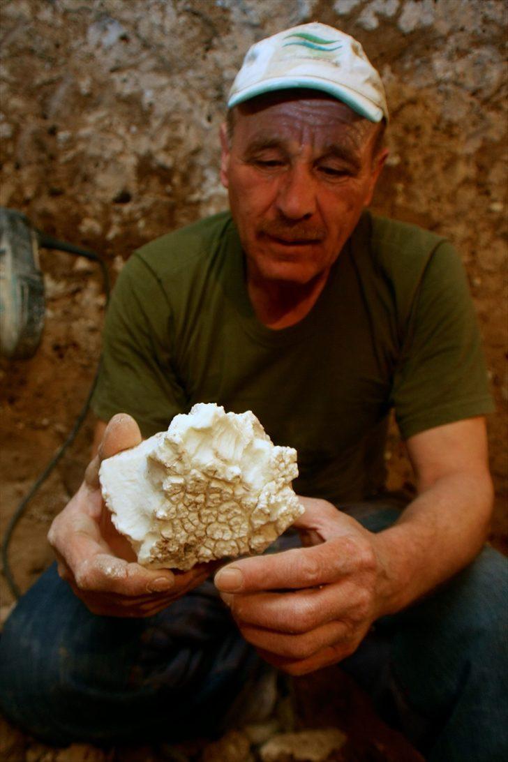 'Beyaz altın'a ulaşmak için iğneyle maden kazıyorlar G5