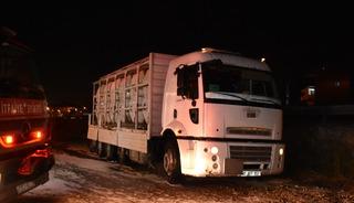 Asit sızdıran kamyon i&ccedil;in ekipler seferber oldu: 2 yaralı