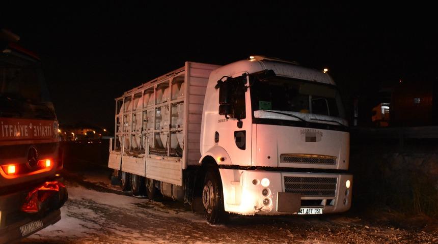 Asit sızdıran kamyon i&ccedil;in ekipler seferber oldu: 2 yaralı