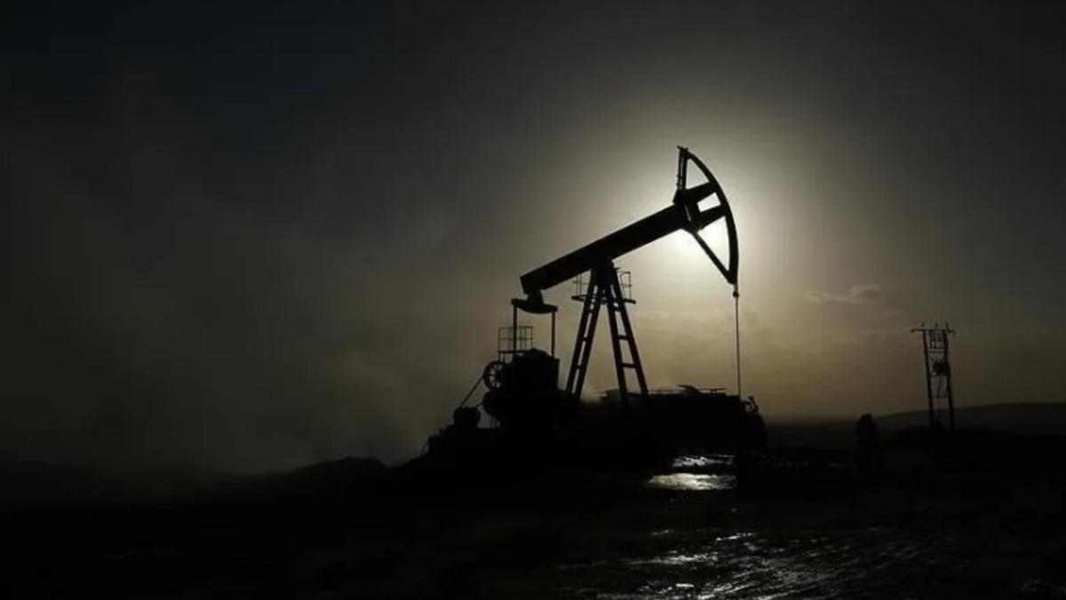 Akaryakıt fiyatları i&ccedil;in umutlandırdı: Petrol sert d&uuml;şt&uuml; 3