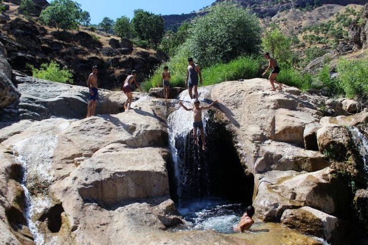 45 dereceyi bulan Irak sınırında türkülerle serinliyorlar  G2