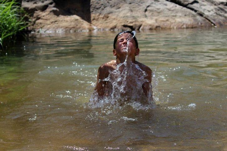 45 dereceyi bulan Irak sınırında türkülerle serinliyorlar  G3