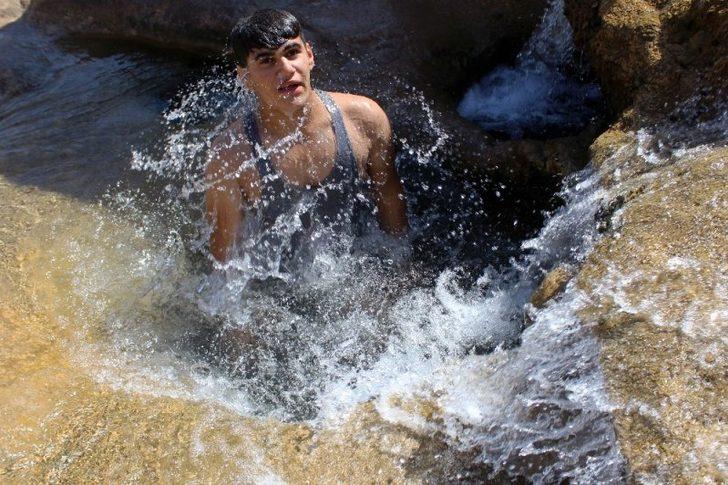 45 dereceyi bulan Irak sınırında türkülerle serinliyorlar  G4