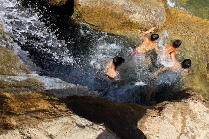 45 dereceyi bulan Irak sınırında türkülerle serinliyorlar  G5