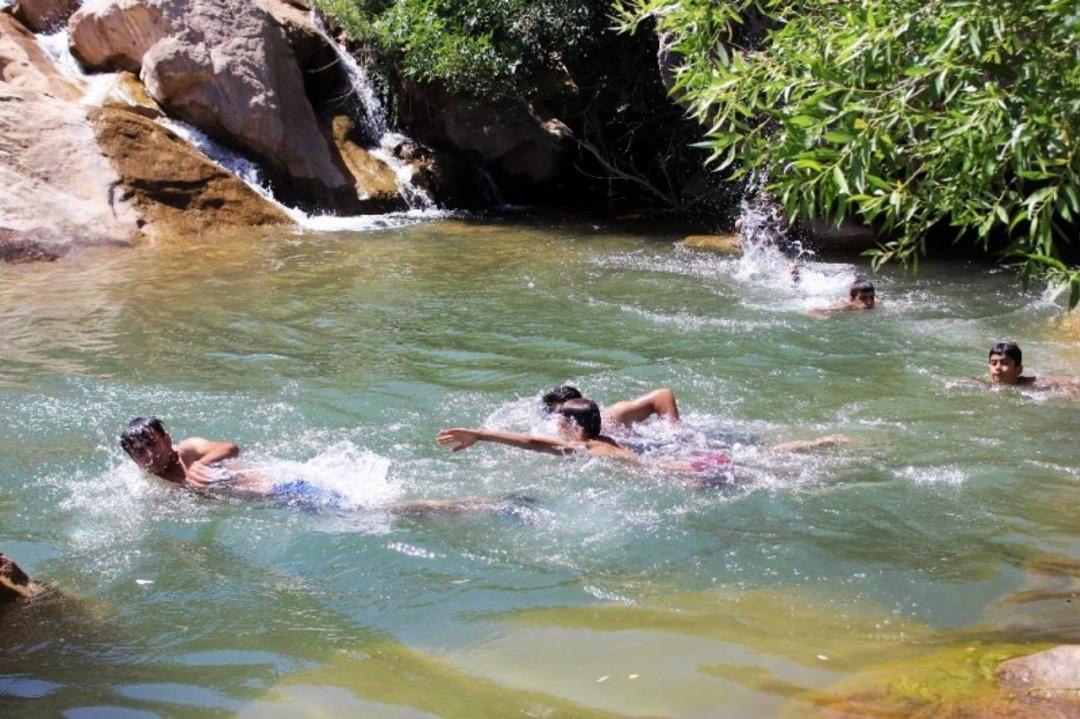 45 dereceyi bulan Irak sınırında t&uuml;rk&uuml;lerle serinliyorlar 