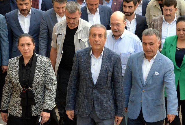 AK Parti'nin Diyarbakır'dan seçilen 3 milletvekili mazbatasını aldı
