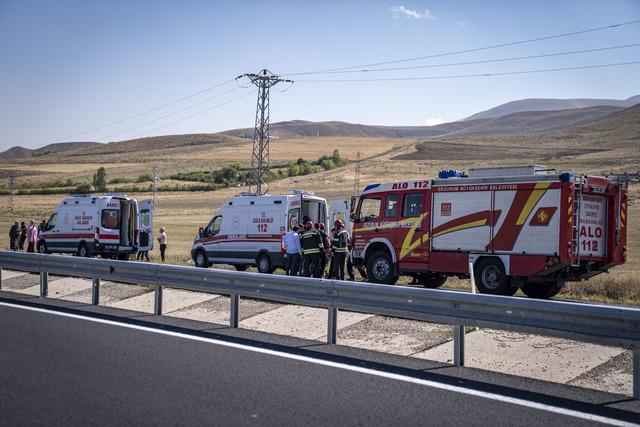Erzurum da şarampole devrilen hafif ticari araçtaki 5 kişi yaralandı 3
