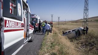 Erzurum'da şarampole devrilen hafif ticari araçtaki 5 kişi yaralandı