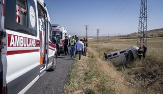 Erzurum'da şarampole devrilen hafif ticari ara&ccedil;taki 5 kişi yaralandı