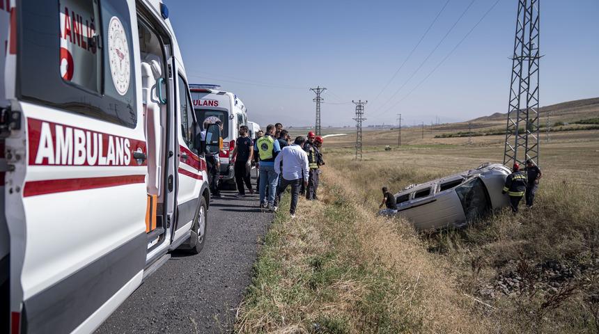 Erzurum'da şarampole devrilen hafif ticari ara&ccedil;taki 5 kişi yaralandı