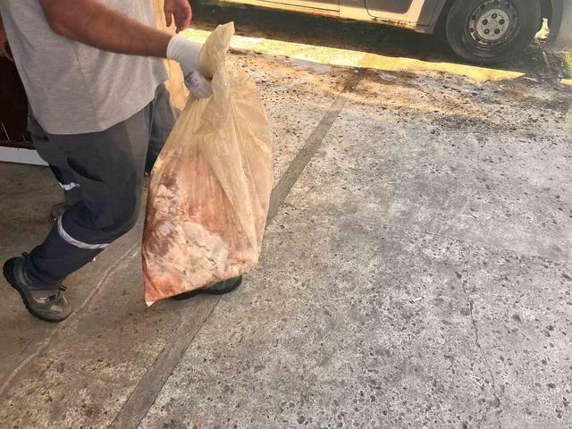 Antalya&rsquo;da son kullanma tarihi bulunmayan ve s&uuml;resi ge&ccedil;miş 152 kilo et ile 20 bidon turşuya el konuldu 10