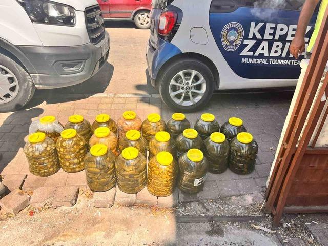 Antalya&rsquo;da son kullanma tarihi bulunmayan ve s&uuml;resi ge&ccedil;miş 152 kilo et ile 20 bidon turşuya el konuldu 9