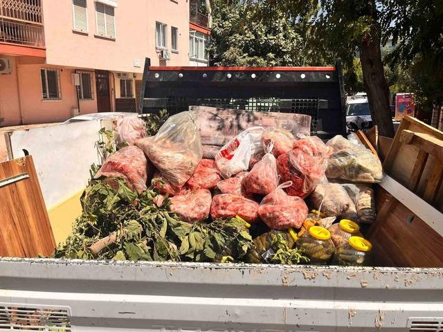 Antalya&rsquo;da son kullanma tarihi bulunmayan ve s&uuml;resi ge&ccedil;miş 152 kilo et ile 20 bidon turşuya el konuldu 8