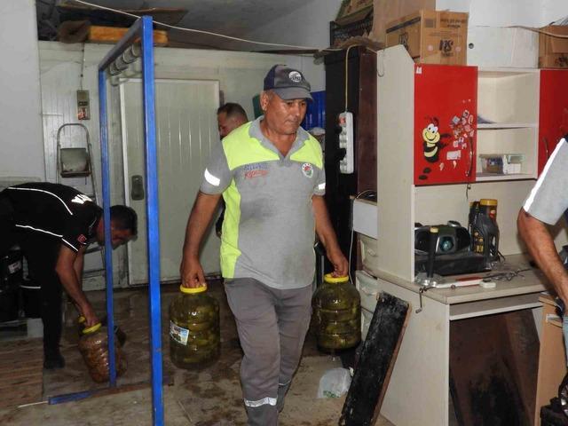 Antalya&rsquo;da son kullanma tarihi bulunmayan ve s&uuml;resi ge&ccedil;miş 152 kilo et ile 20 bidon turşuya el konuldu 6