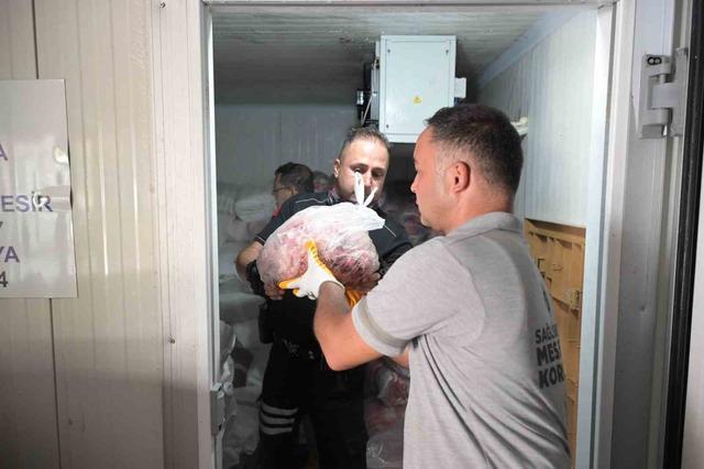 Antalya&rsquo;da son kullanma tarihi bulunmayan ve s&uuml;resi ge&ccedil;miş 152 kilo et ile 20 bidon turşuya el konuldu 5