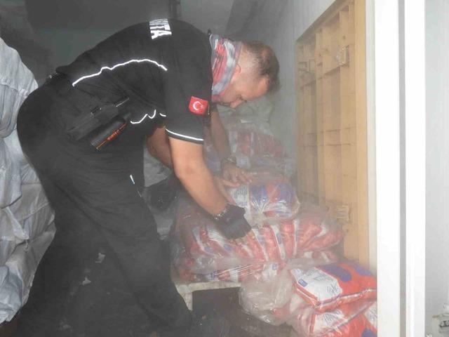 Antalya&rsquo;da son kullanma tarihi bulunmayan ve s&uuml;resi ge&ccedil;miş 152 kilo et ile 20 bidon turşuya el konuldu 4