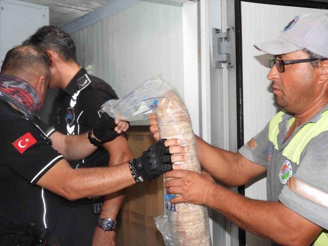 Antalya&rsquo;da son kullanma tarihi bulunmayan ve s&uuml;resi ge&ccedil;miş 152 kilo et ile 20 bidon turşuya el konuldu 3