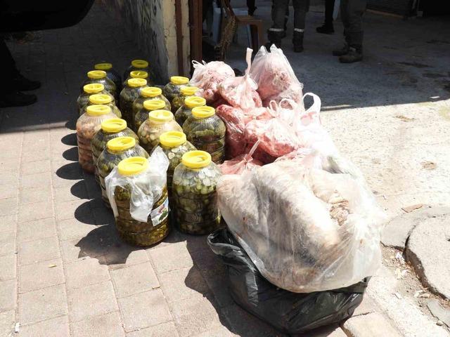 Antalya&rsquo;da son kullanma tarihi bulunmayan ve s&uuml;resi ge&ccedil;miş 152 kilo et ile 20 bidon turşuya el konuldu 2