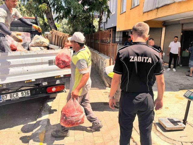 Antalya&rsquo;da son kullanma tarihi bulunmayan ve s&uuml;resi ge&ccedil;miş 152 kilo et ile 20 bidon turşuya el konuldu 1