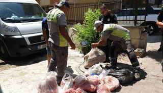 Antalya&rsquo;da son kullanma tarihi bulunmayan ve s&uuml;resi ge&ccedil;miş 152 kilo et ile 20 bidon turşuya el konuldu