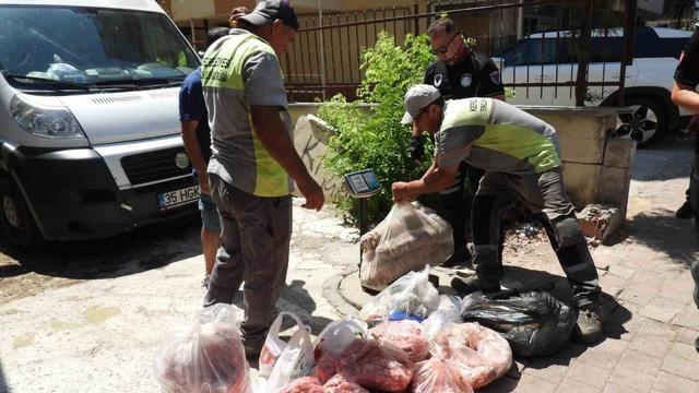 Antalya’da son kullanma tarihi bulunmayan ve süresi geçmiş 152 kilo et ile 20 bidon turşuya el konuldu