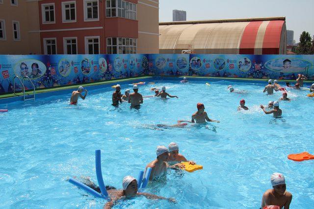 Çocuklar yaz tatilinde yüzme öğreniyor
