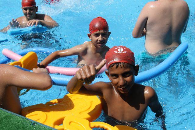 Çocuklar yaz tatilinde yüzme öğreniyor