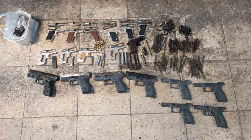 İzmir merkezli 2 ilde silah operasyonu: 13 g&ouml;zaltı