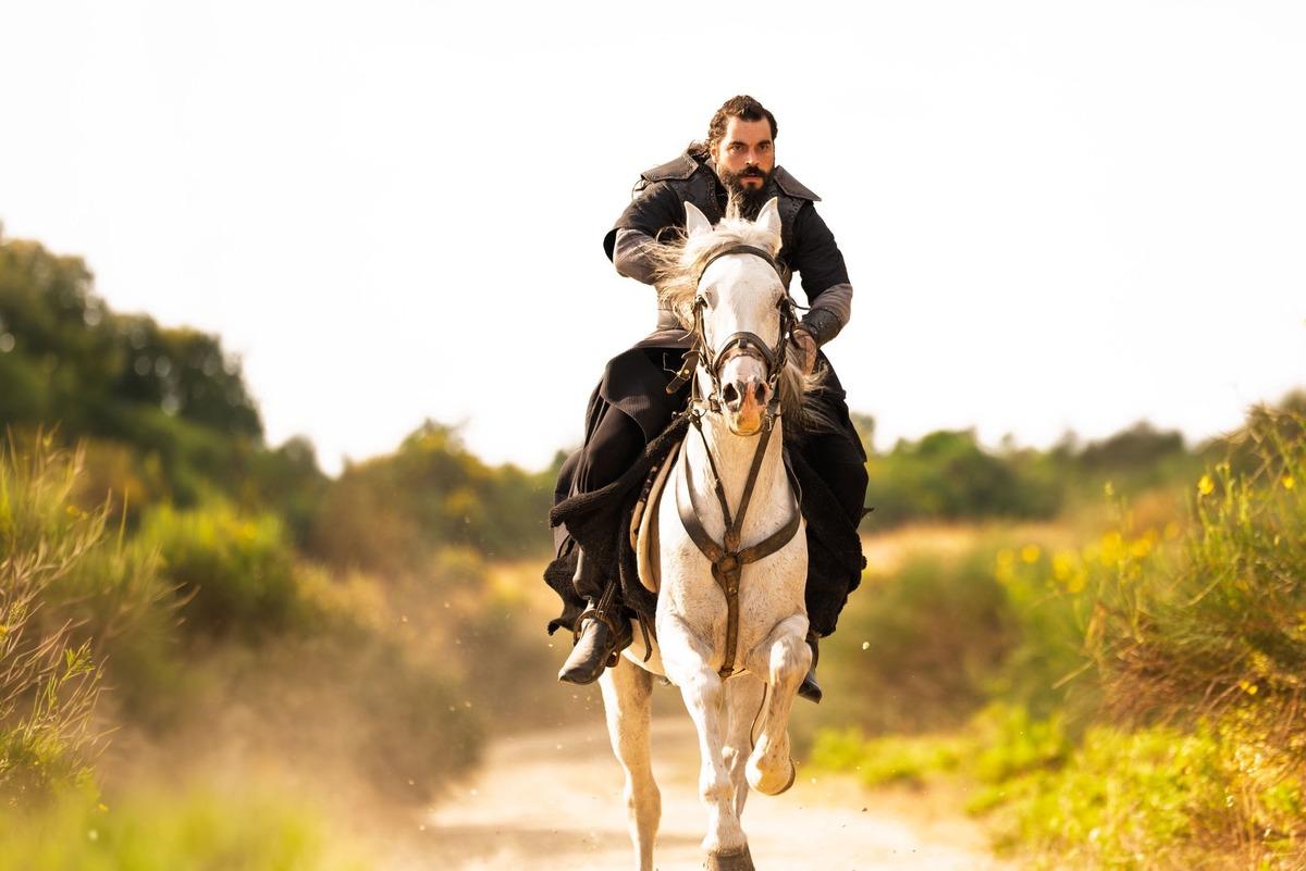 Akın Akınözü, Sultan Alaeddin Keykubat rolü için aylarca hazırlandı 2