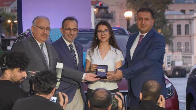 YKS Türkiye birincisi 3 öğrenciye büyük ödül: Togg hediye edildi