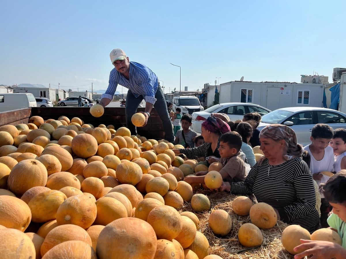 Tanesini 5 TL ye satmak istemedi: 50 tonu bedava dağıtıyor 1
