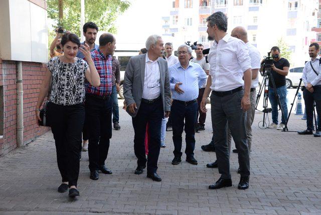 HDP'nin Diyarbakır milletvekilleri mazbatalarını aldı