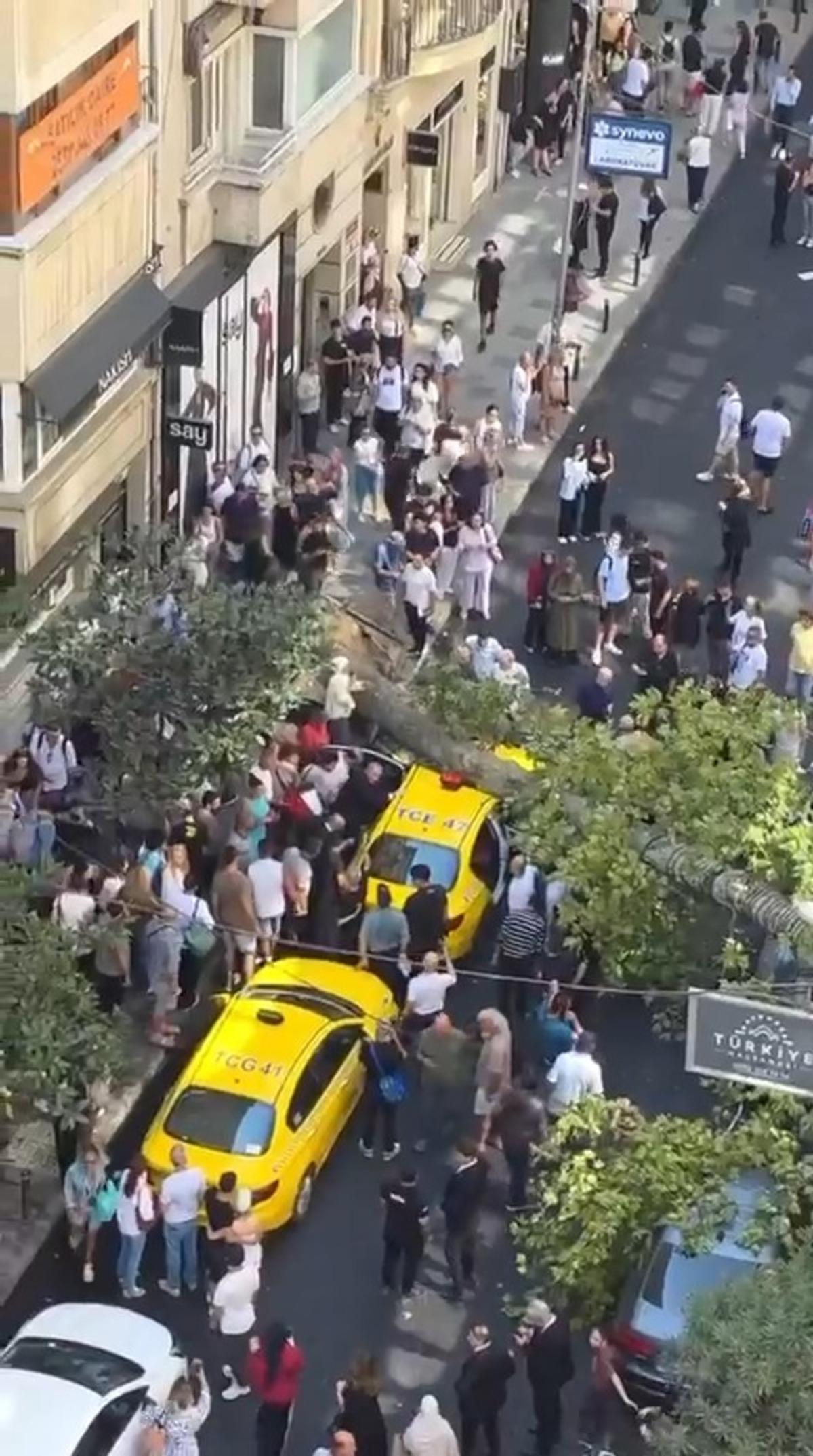 Yer: Nişantaşı! Ortalık savaş alanına d&ouml;nd&uuml;: Cadde trafiğe kapandı! 3