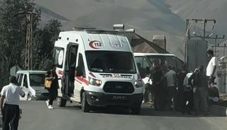 Y&uuml;ksekova'da iki ara&ccedil; &ccedil;arpıştı: 4 yaralı