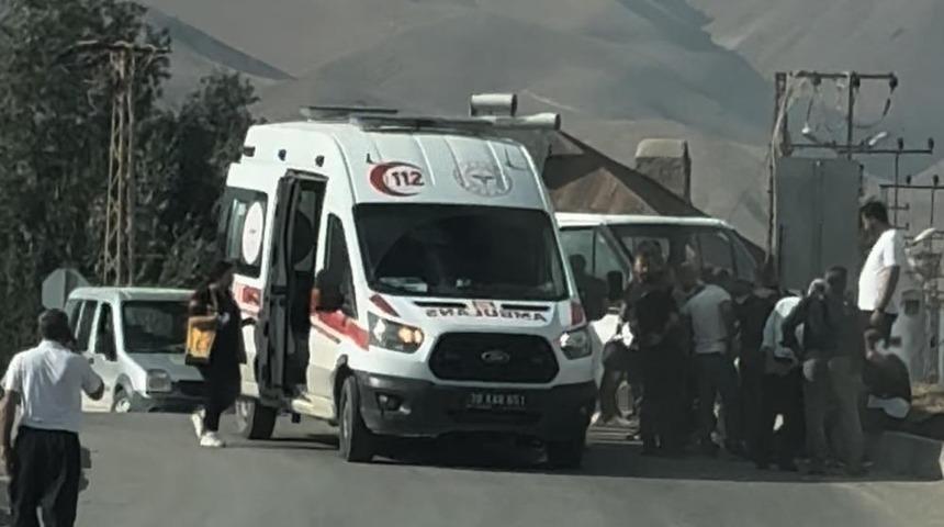 Y&uuml;ksekova'da iki ara&ccedil; &ccedil;arpıştı: 4 yaralı 