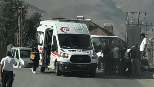Yüksekova'da iki araç çarpıştı: 4 yaralı 