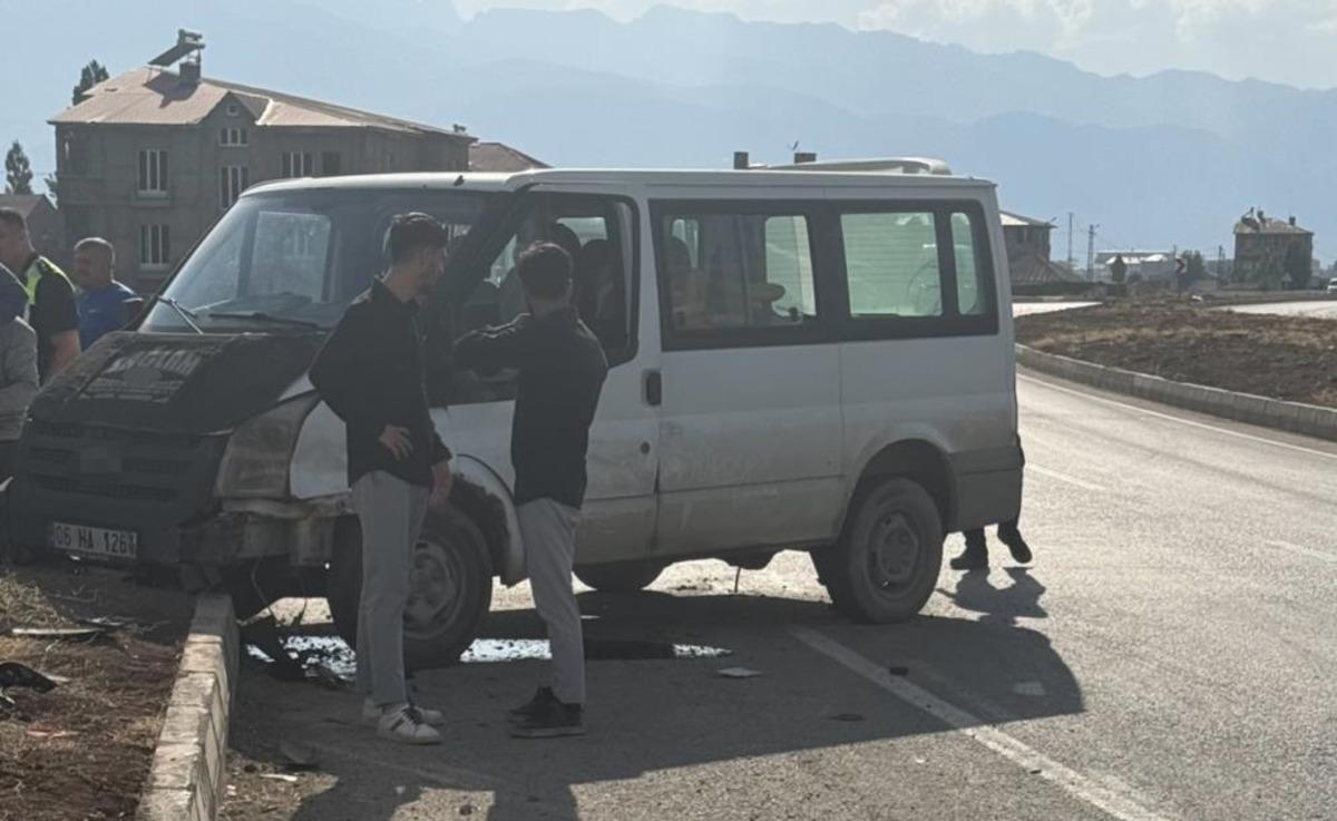 Y&uuml;ksekova da iki ara&ccedil; &ccedil;arpıştı: 4 yaralı  1