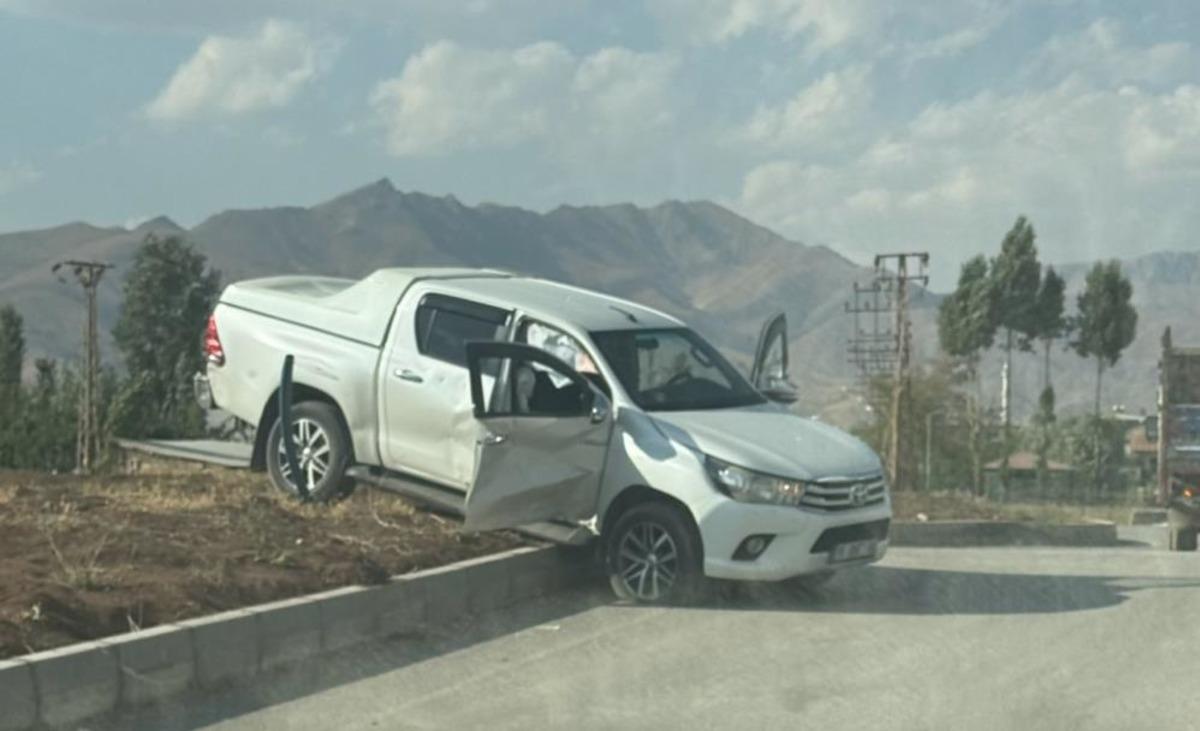 Y&uuml;ksekova da iki ara&ccedil; &ccedil;arpıştı: 4 yaralı  2