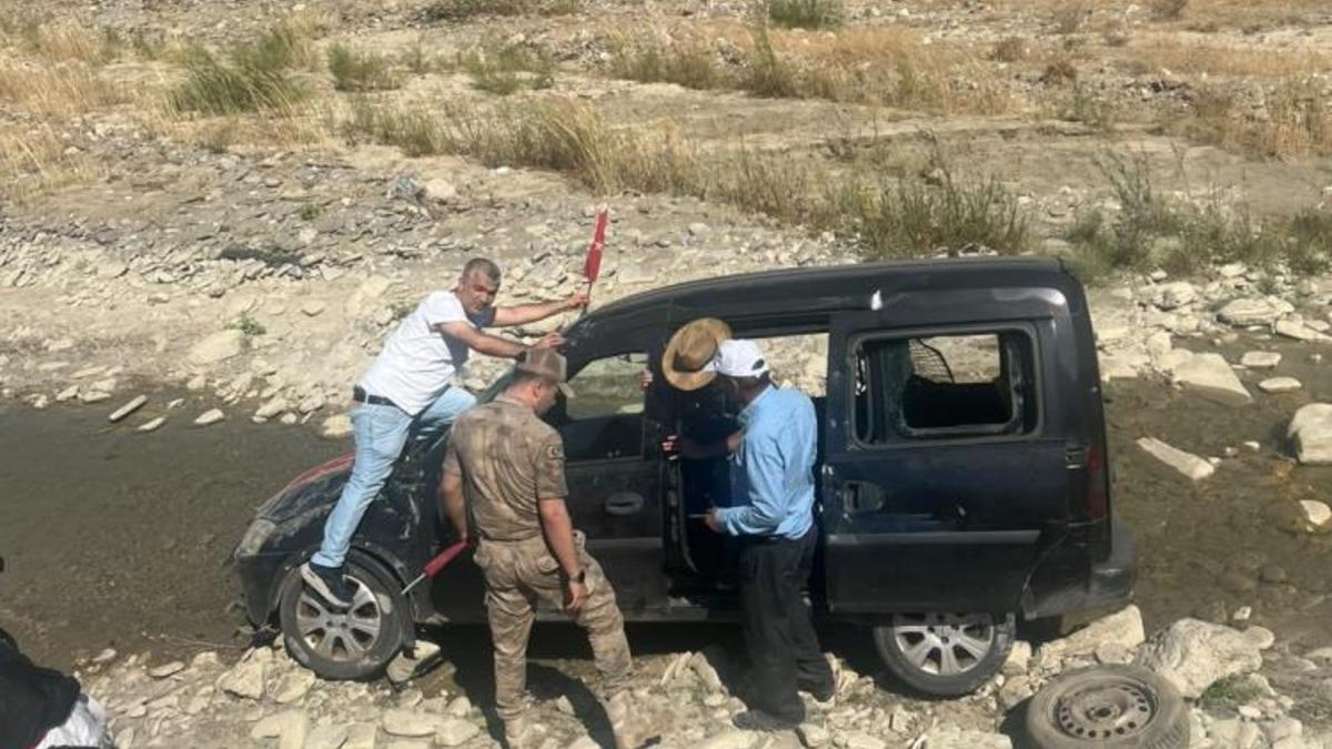 Araç dere yatağına savruldu, yaralının yardımına çevredekiler koştu - Güncel Haberler