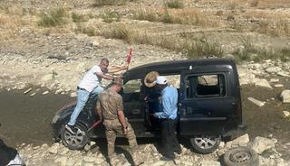 Ara&ccedil; dere yatağına savruldu, yaralının yardımına &ccedil;evredekiler koştu