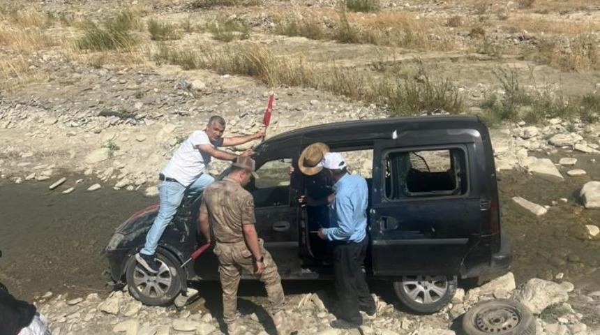 Ara&ccedil; dere yatağına savruldu, yaralının yardımına &ccedil;evredekiler koştu