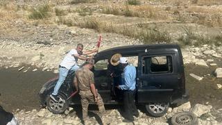 Araç dere yatağına savruldu, yaralının yardımına çevredekiler koştu