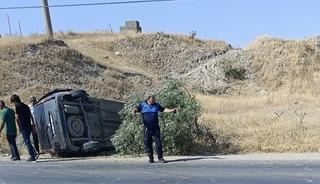 Lastiği patlayan ara&ccedil; takla attı: 2 yaralı
