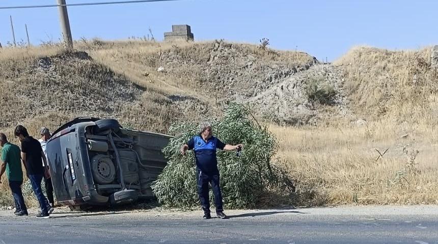 Lastiği patlayan ara&ccedil; takla attı: 2 yaralı