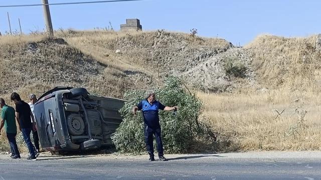 Lastiği patlayan araç takla attı: 2 yaralı