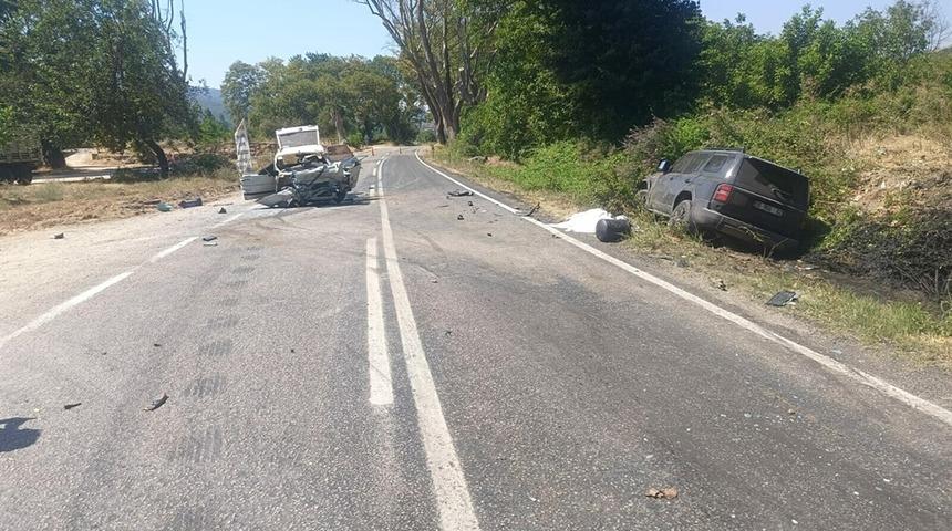 Manisa'da iki otomobil &ccedil;arpıştı: 2 kardeş &ouml;ld&uuml;, 2 yaralı