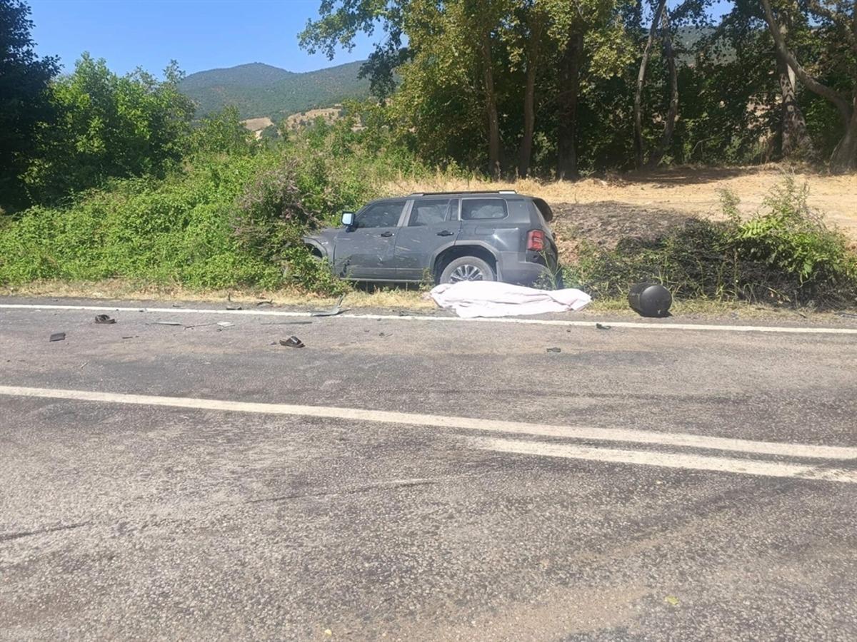 Manisa da iki otomobil &ccedil;arpıştı: 2 kardeş &ouml;ld&uuml;, 2 yaralı 1